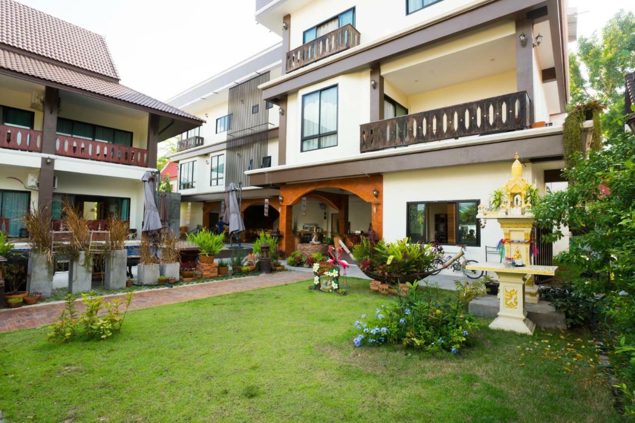 Sriananpura Hotell Chiang Mai Exteriör bild